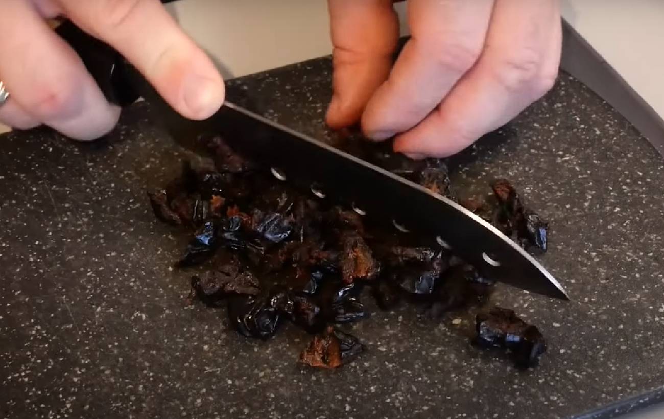 Курячий рулет з горіхами і чорносливом: рецепт вишуканої страви на святковий стіл